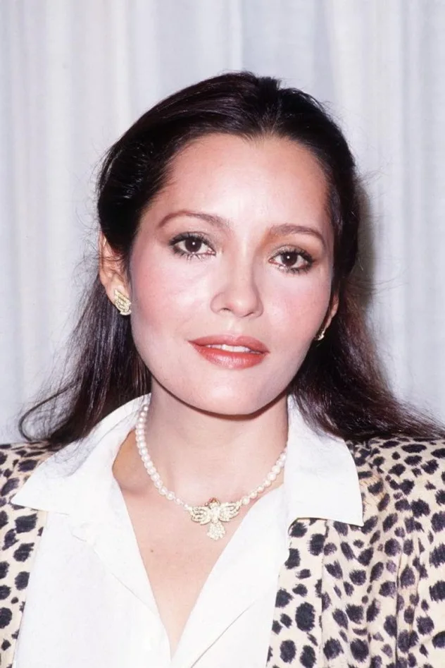 Barbara Carrera fotoğrafı