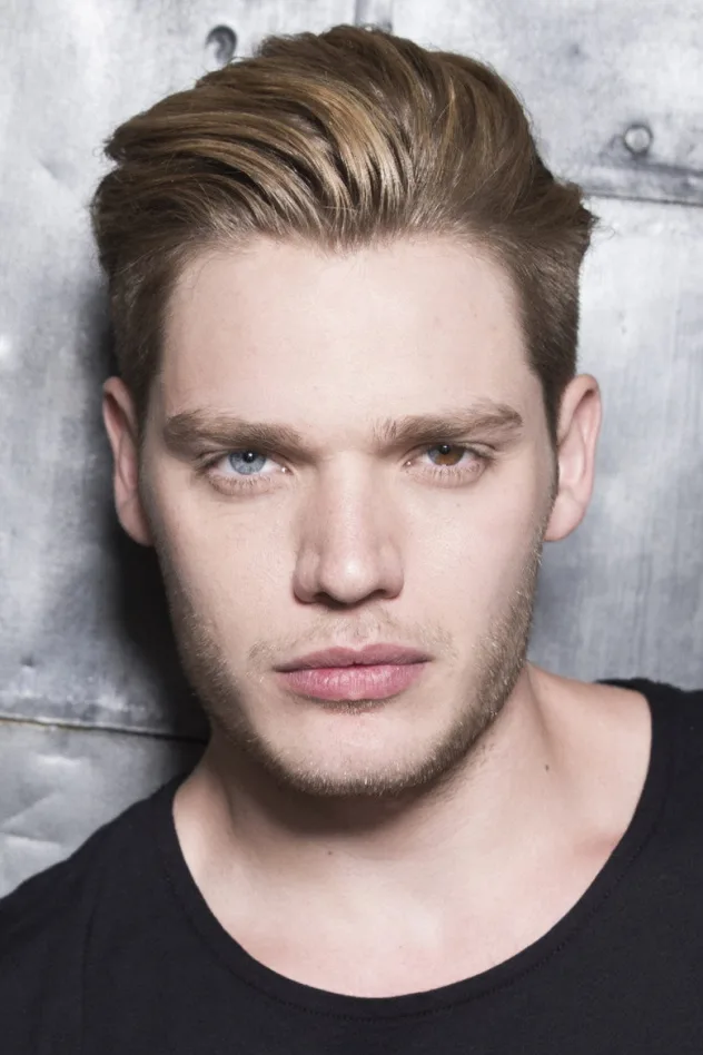 Dominic Sherwood fotoğrafı