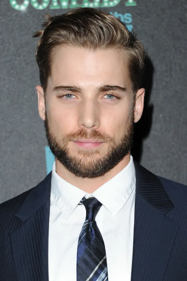 Dustin Milligan fotoğrafı