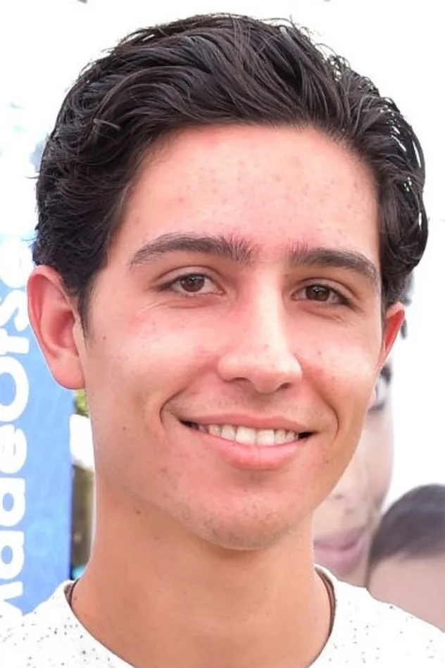 Lorenzo James Henrie fotoğrafı