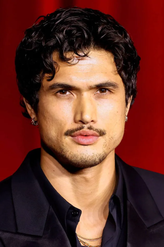 Charles Melton fotoğrafı