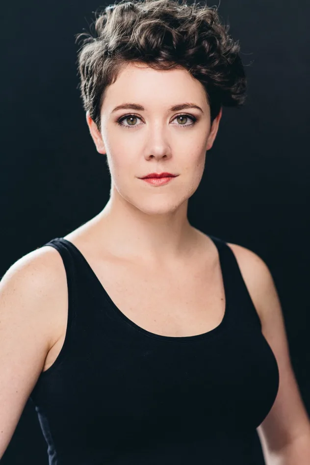 Kira Hall fotoğrafı