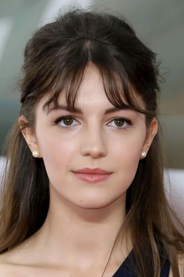 Ella Hunt fotoğrafı