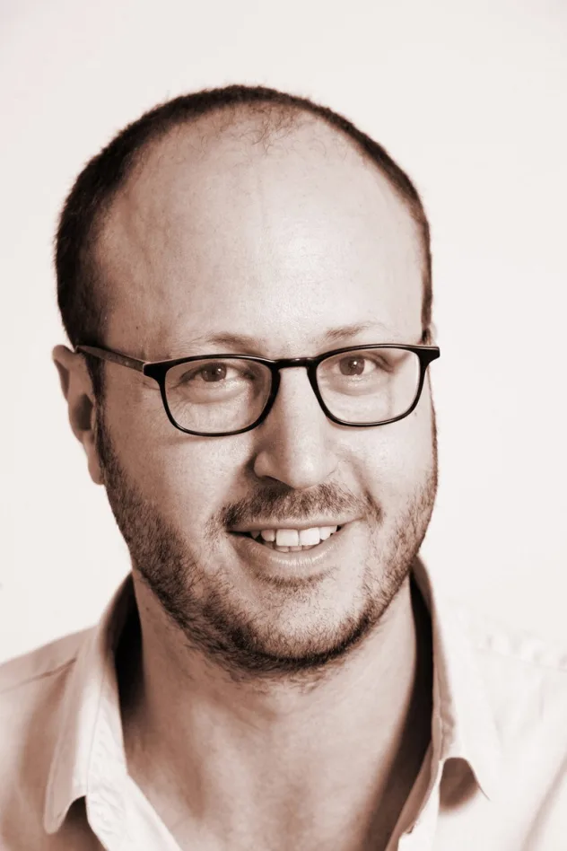 Roger Bennett fotoğrafı