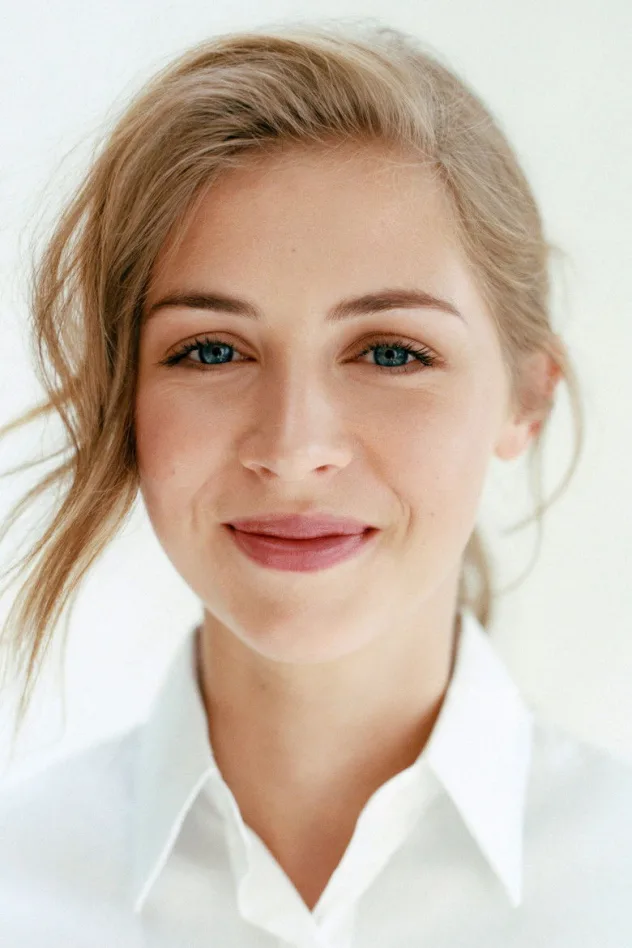 Hermione Corfield fotoğrafı