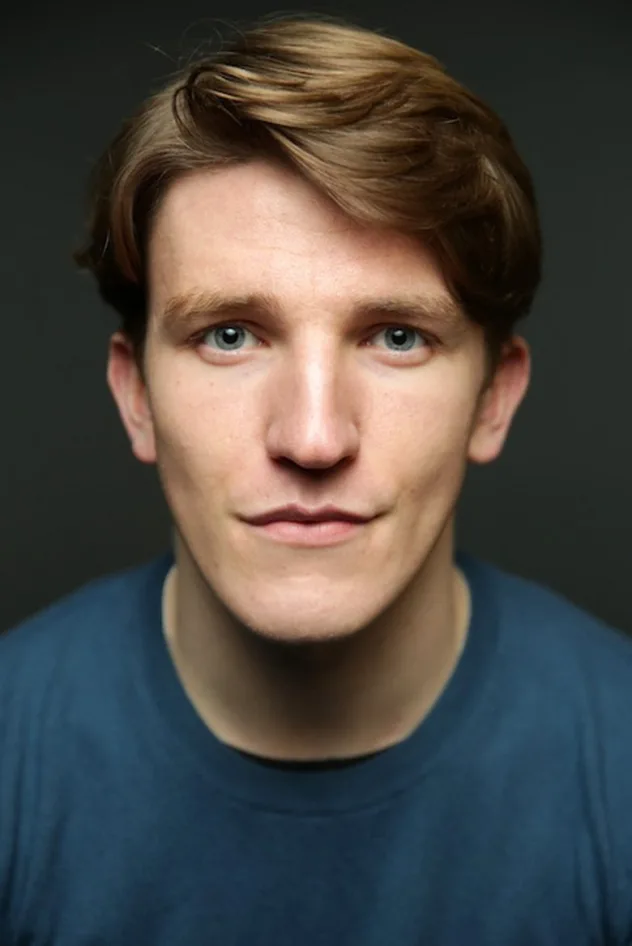 Ewan Mitchell fotoğrafı