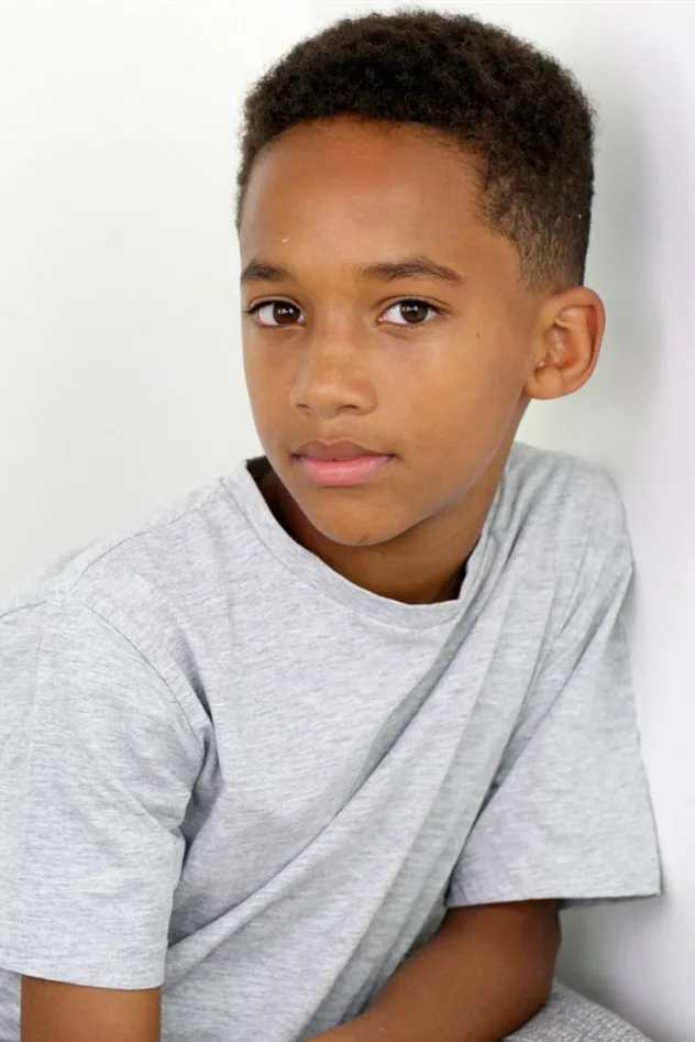 Aaron Zach fotoğrafı