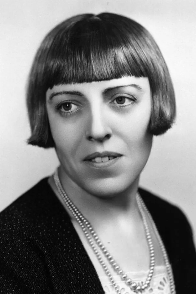 Dodie Smith fotoğrafı