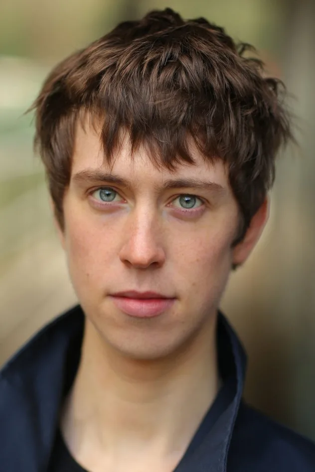 Angus Imrie fotoğrafı
