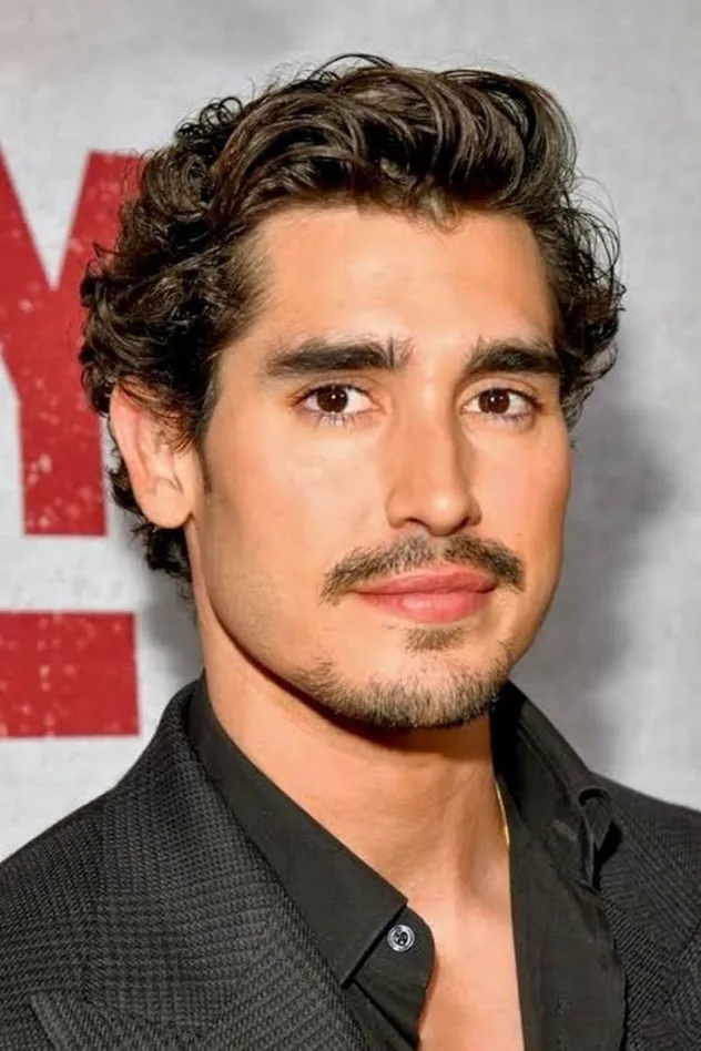 Henry Zaga fotoğrafı
