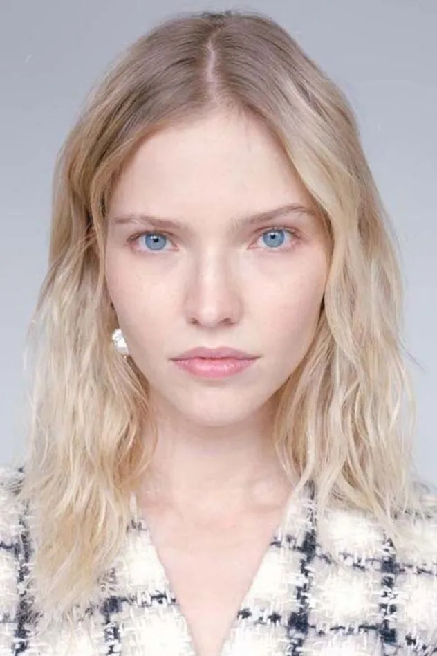 Sasha Luss fotoğrafı