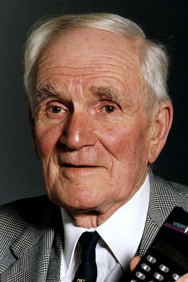 Desmond Llewelyn fotoğrafı