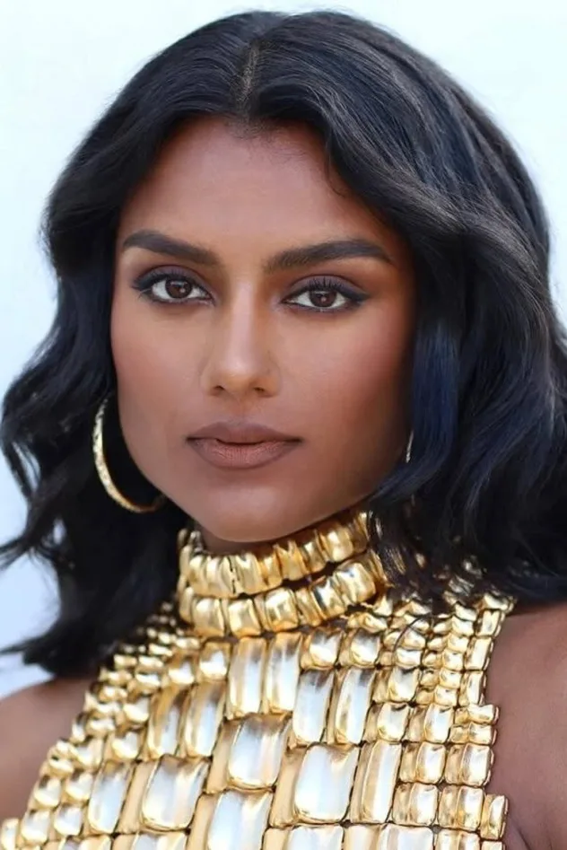 Simone Ashley fotoğrafı