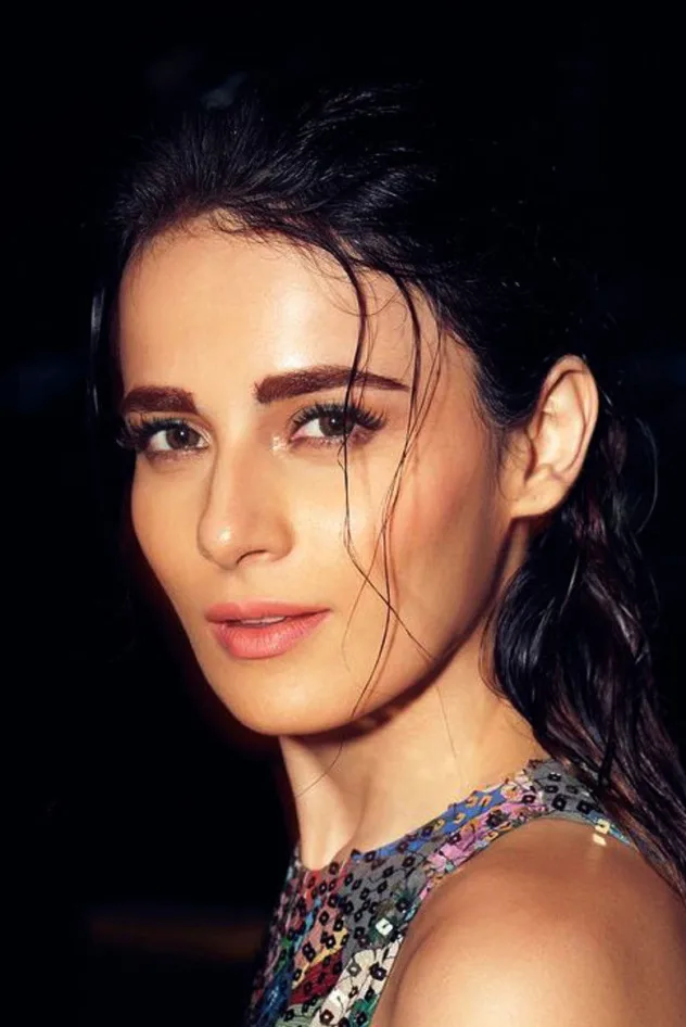 Radhika Madan fotoğrafı