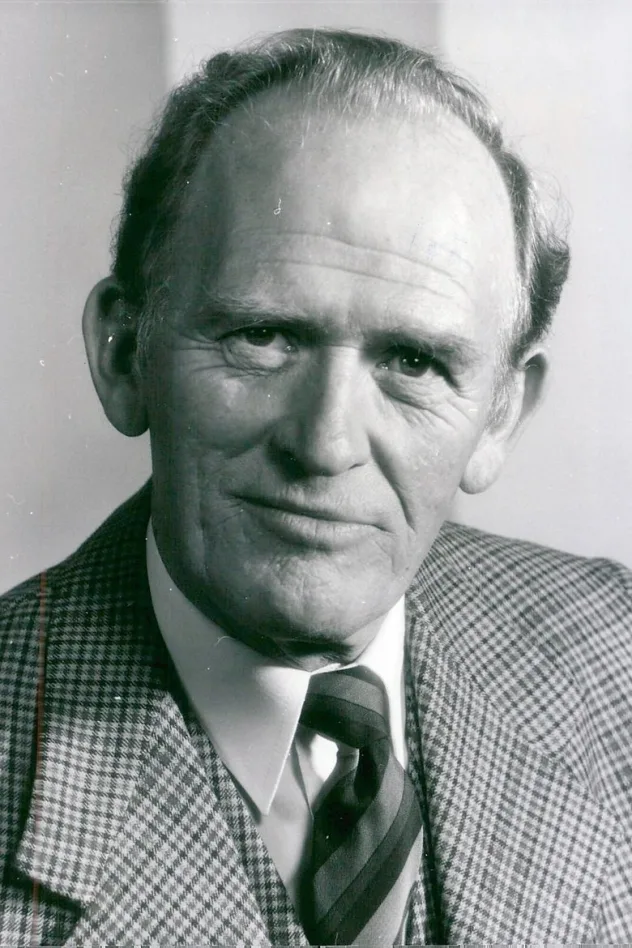 Gordon Jackson fotoğrafı