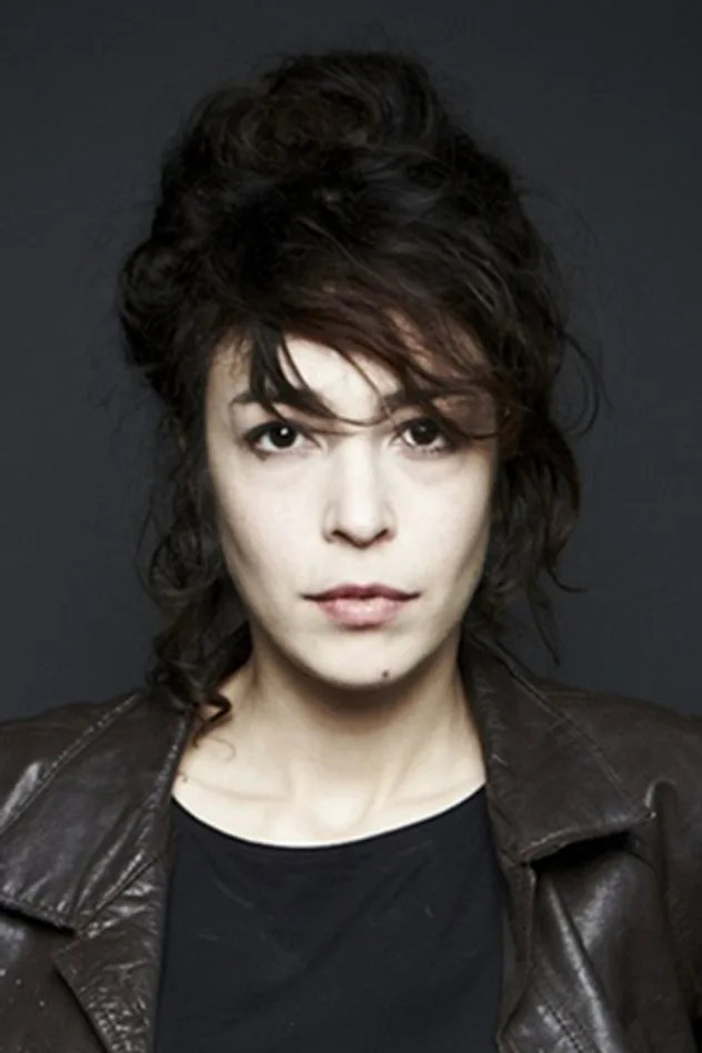 Adrienne Pauly fotoğrafı