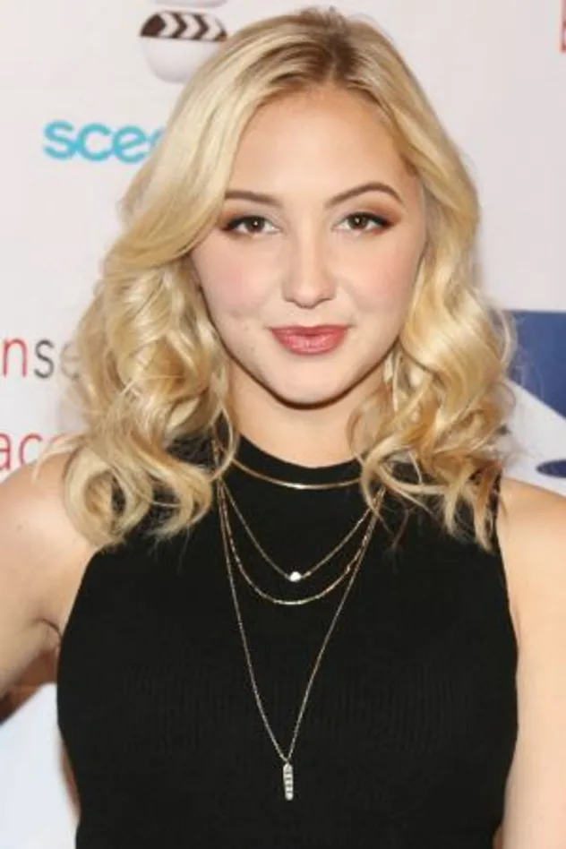 Audrey Whitby fotoğrafı