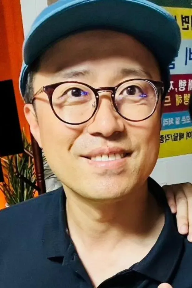 Park Yoo-young için kapak görseli