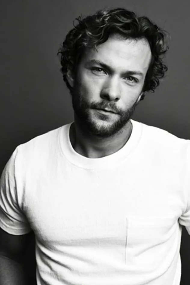 Kyle Schmid fotoğrafı