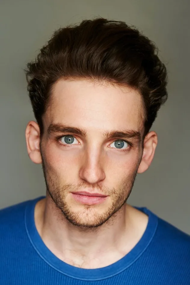 Laurie Davidson fotoğrafı