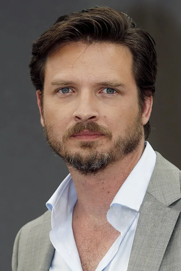 Aden Young fotoğrafı