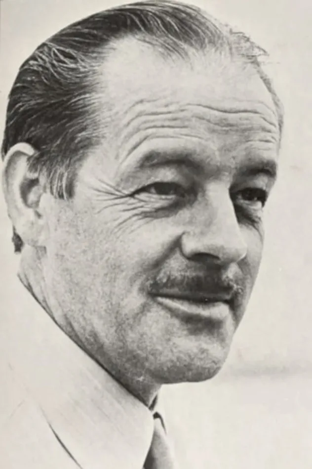 Alistair MacLean fotoğrafı