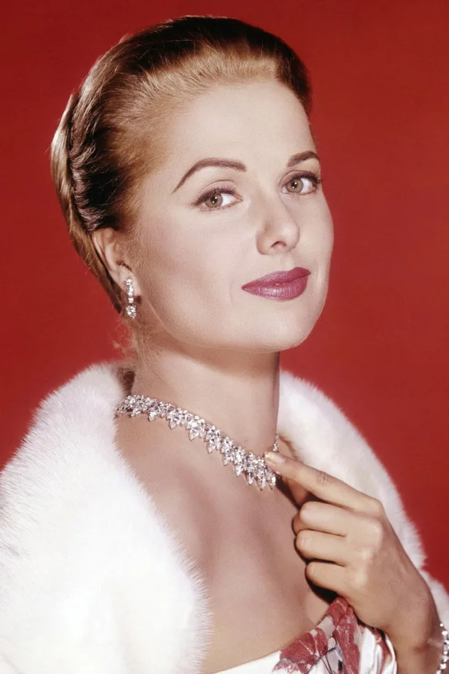 Martha Hyer fotoğrafı