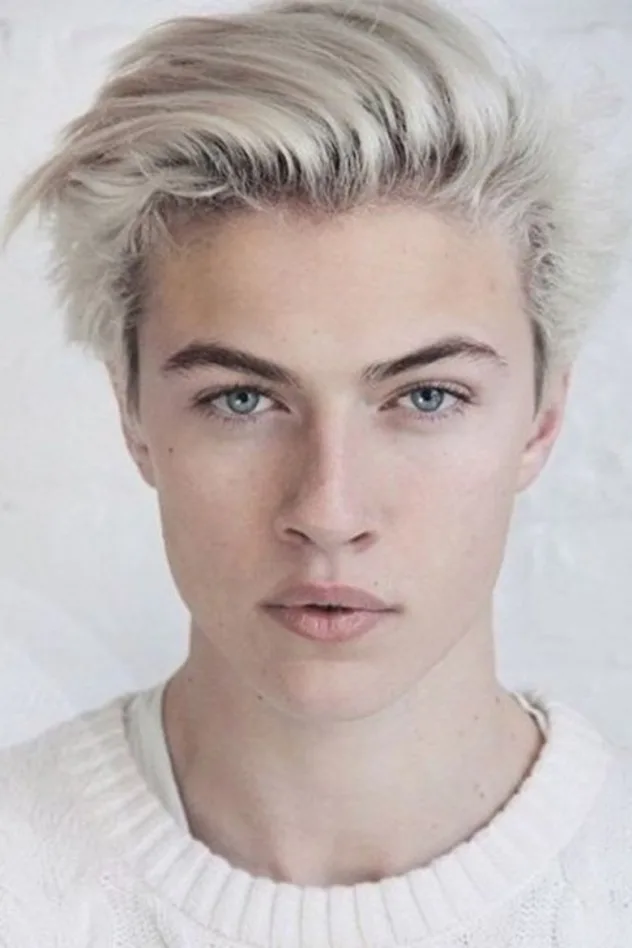 Lucky Blue Smith fotoğrafı