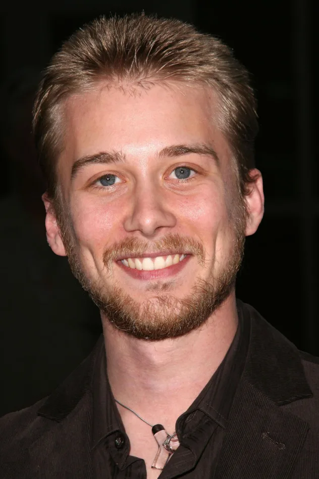 Lou Taylor Pucci fotoğrafı