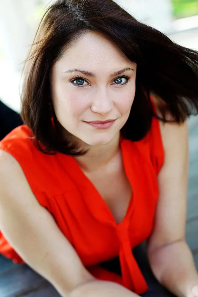 Emily Neves fotoğrafı