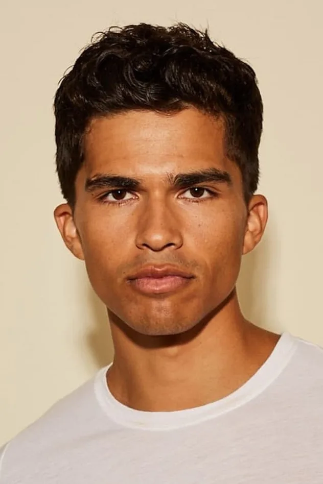 Alex Aiono fotoğrafı