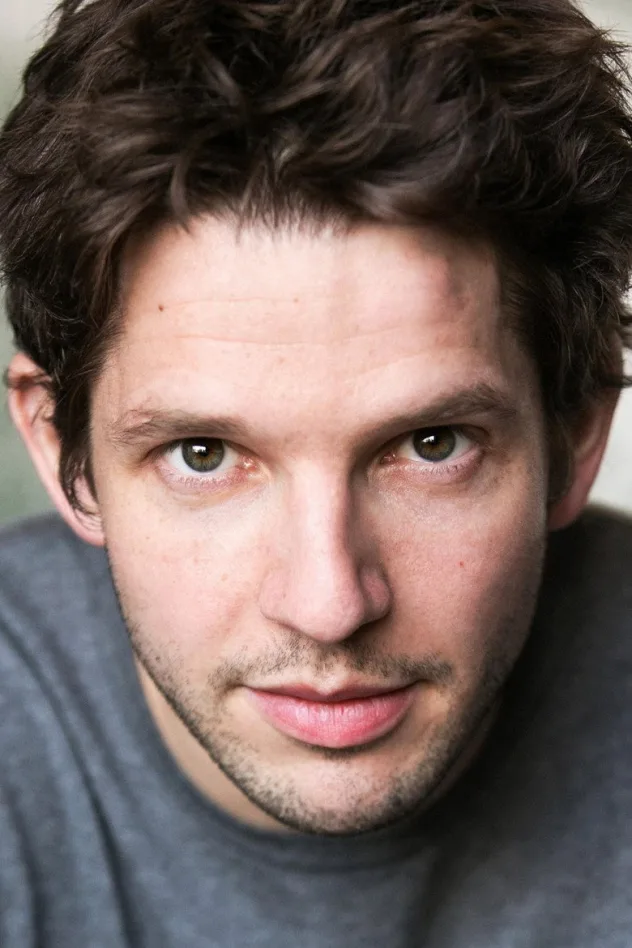 Damien Molony fotoğrafı
