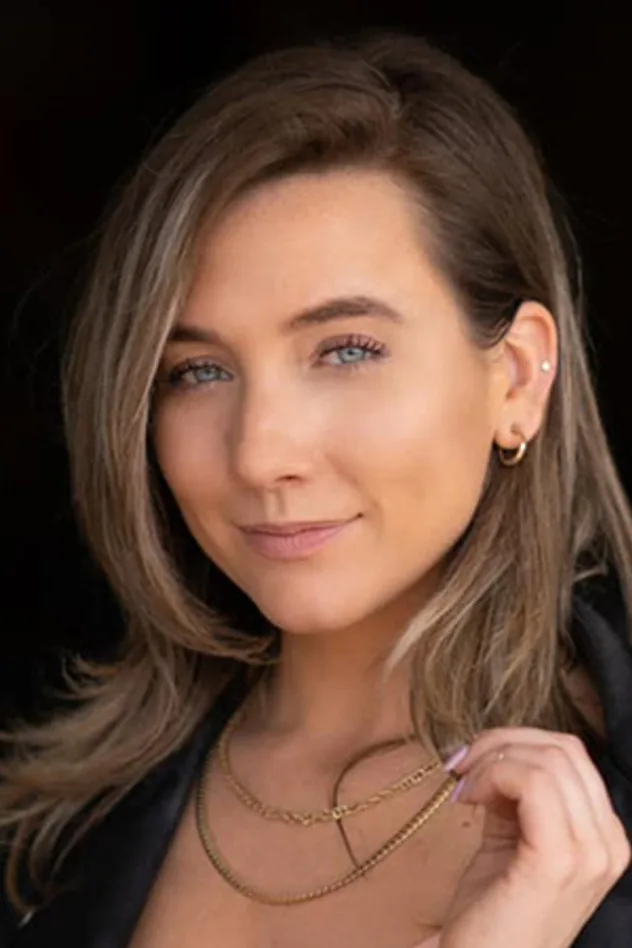 Caitlyn Fletcher fotoğrafı