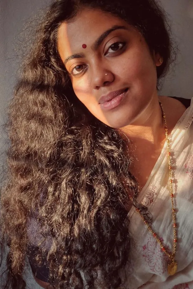 Pooja Mohanraj fotoğrafı