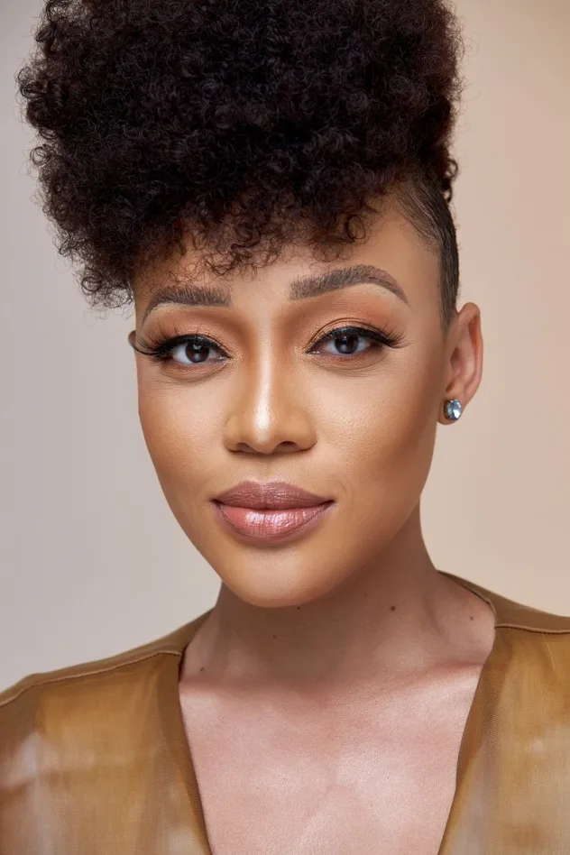 Thando Thabethe fotoğrafı