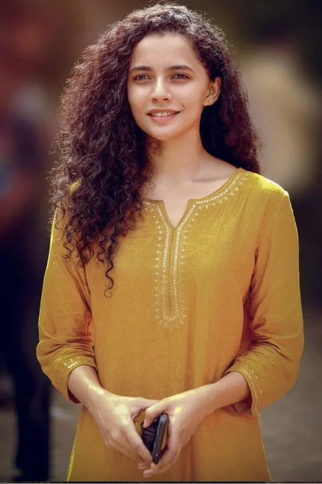 Athulya Chandra fotoğrafı