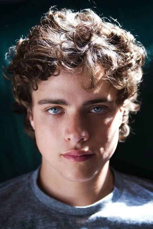 Douglas Smith fotoğrafı