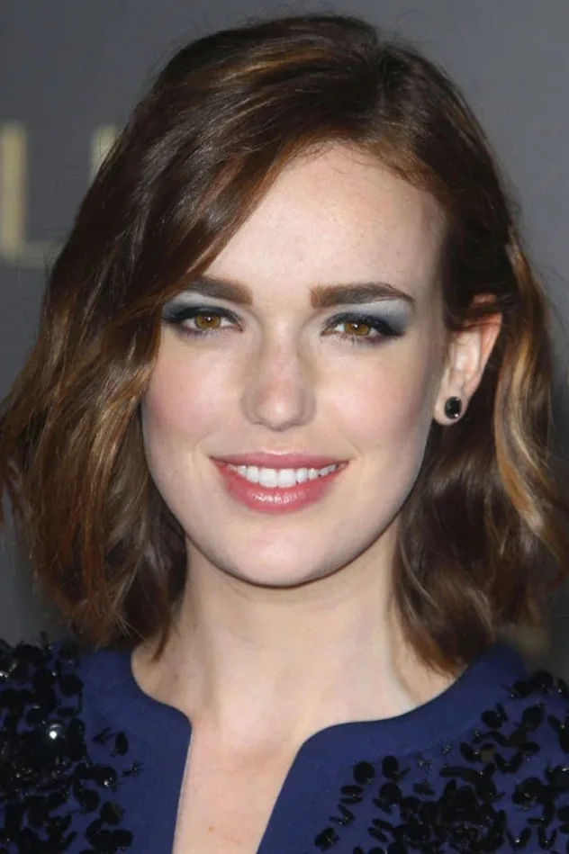 Elizabeth Henstridge fotoğrafı
