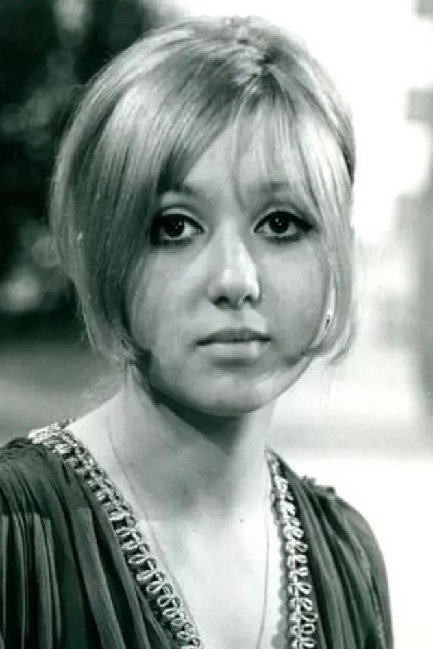 Adrienne Posta fotoğrafı