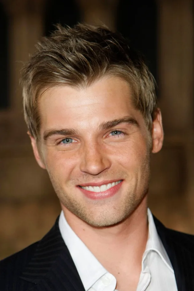 Mike Vogel fotoğrafı