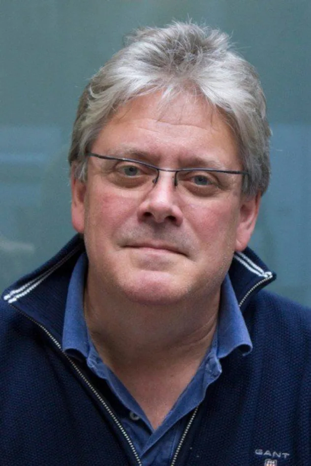 Nicholas Hutchison fotoğrafı