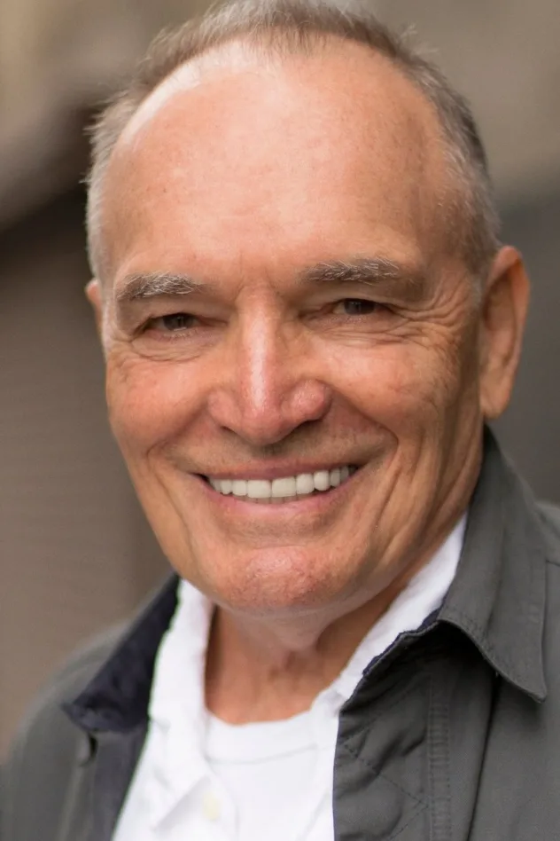 Tom Bower fotoğrafı