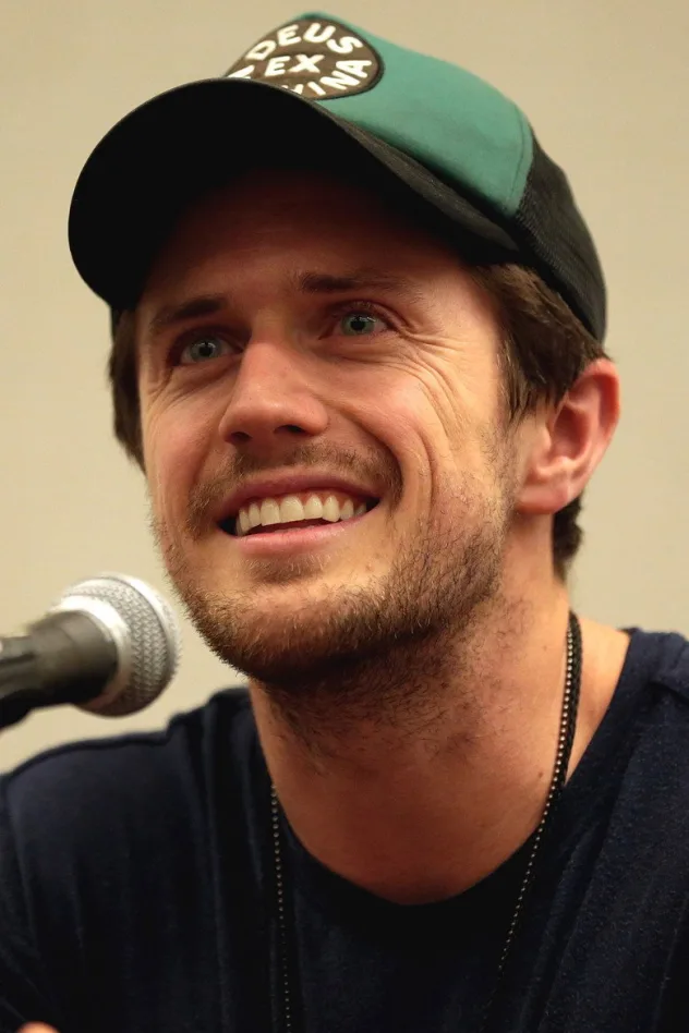 Pierce Brown fotoğrafı