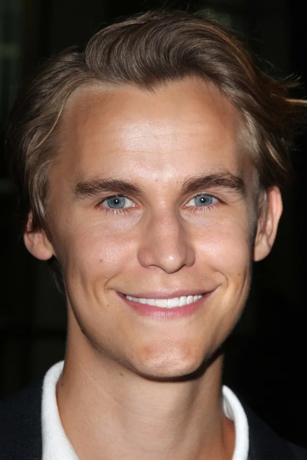 Rhys Wakefield fotoğrafı