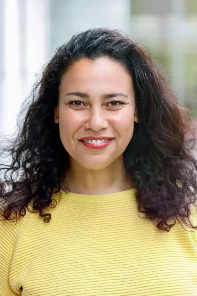Cover image for Esma Abouzahra