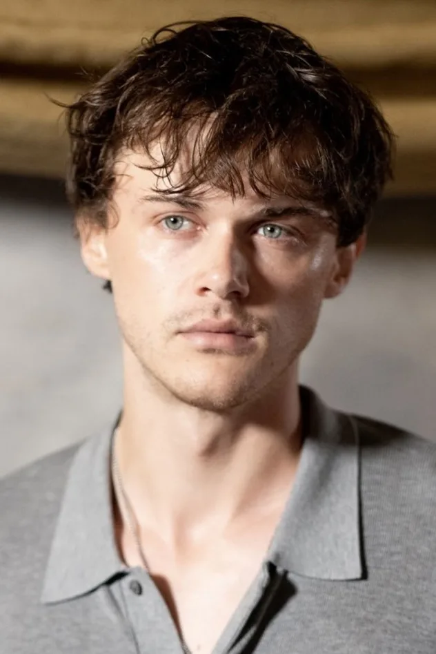 Christopher Briney fotoğrafı