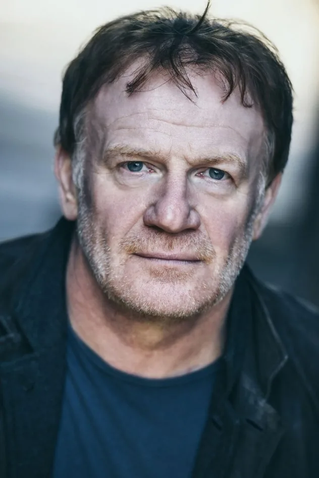 Mark Lewis Jones fotoğrafı