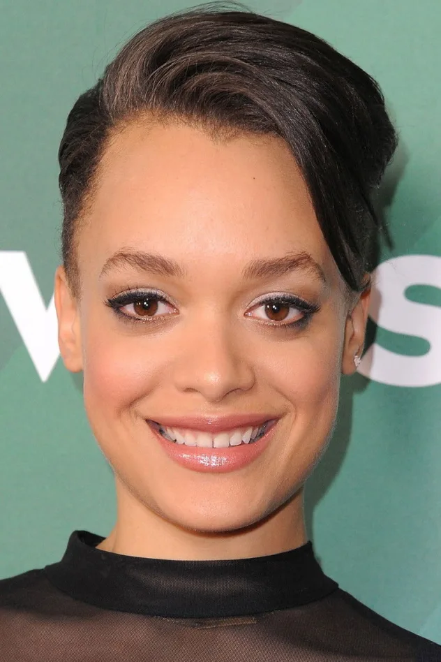 Britne Oldford fotoğrafı
