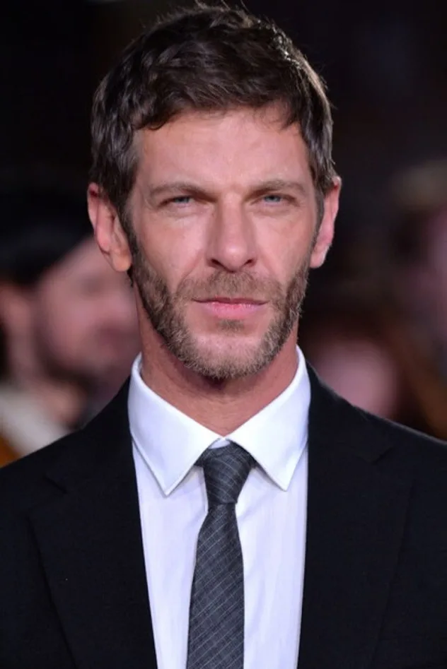 Sam Hazeldine fotoğrafı