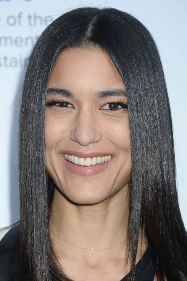 Julia Jones fotoğrafı
